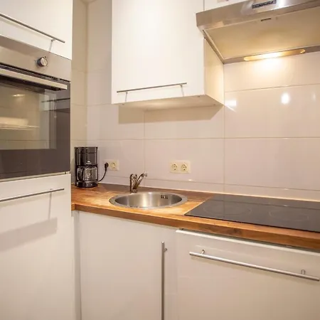 Deluxe City Center Studio Apartment *